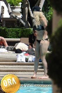 Rita Ora feet photo thumbnail