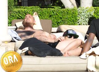 Rita Ora feet photo thumbnail