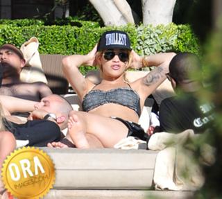 Rita Ora feet photo thumbnail