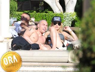 Rita Ora feet photo thumbnail