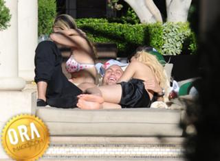 Rita Ora feet photo thumbnail