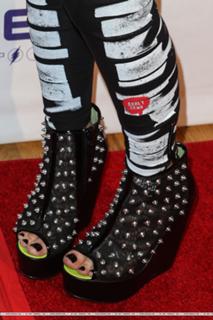 Avril Lavigne feet photo thumbnail