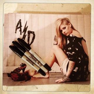 Avril Lavigne feet photo thumbnail
