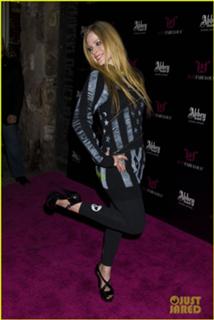 Avril Lavigne feet photo thumbnail