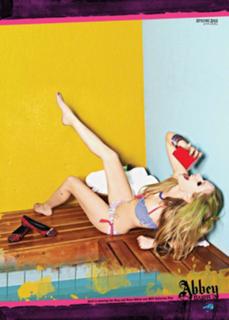 Avril Lavigne feet photo thumbnail