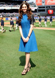 Emmy Rossum feet photo thumbnail