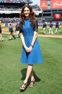 Emmy Rossum feet photo thumbnail
