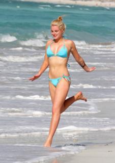 Helen Flanagan feet photo thumbnail