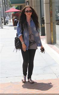 Lily Collins feet photo thumbnail