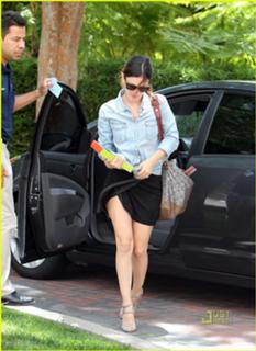 Rachel Bilson feet photo thumbnail