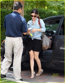 Rachel Bilson feet photo thumbnail