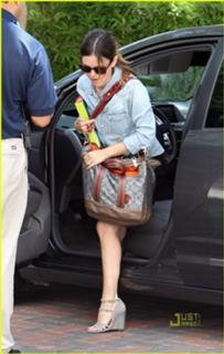 Rachel Bilson feet photo thumbnail