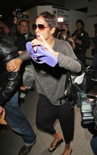 Halle Berry feet photo thumbnail