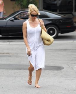Pamela Anderson feet photo thumbnail