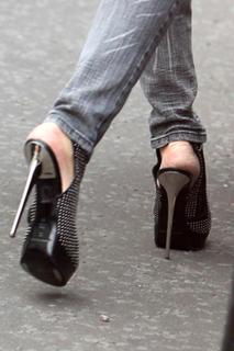 Elle Macpherson feet photo thumbnail
