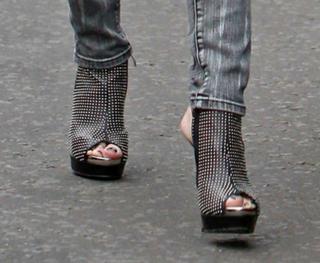 Elle Macpherson feet photo thumbnail