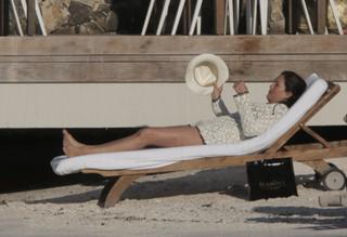 Mariska Hargitay feet photo thumbnail
