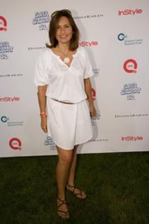 Mariska Hargitay feet photo thumbnail