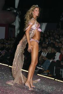 Gisele Bündchen feet photo thumbnail