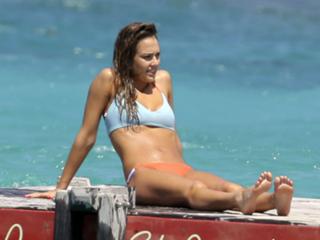 Jessica Alba feet photo thumbnail