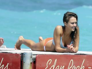 Jessica Alba feet photo thumbnail