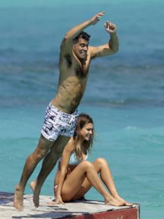 Jessica Alba feet photo thumbnail