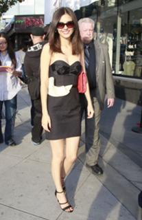 Victoria Justice feet photo thumbnail