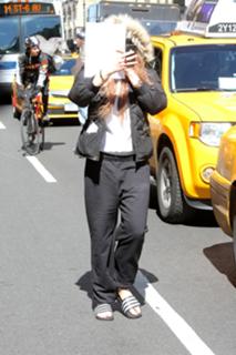 Amanda Bynes feet photo thumbnail