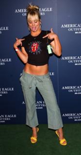 Kaley Cuoco feet photo thumbnail