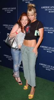 Kaley Cuoco feet photo thumbnail