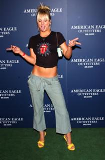 Kaley Cuoco feet photo thumbnail