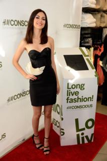 Victoria Justice feet photo thumbnail