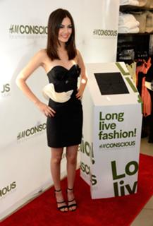Victoria Justice feet photo thumbnail