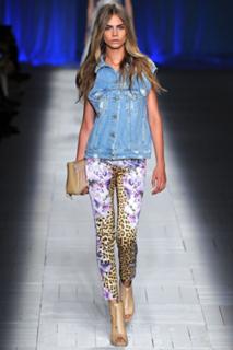 Cara Delevingne feet photo thumbnail