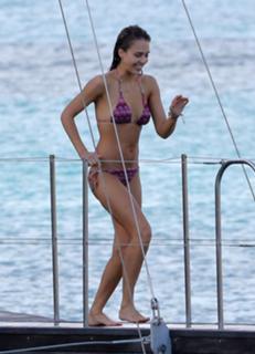 Jessica Alba feet photo thumbnail