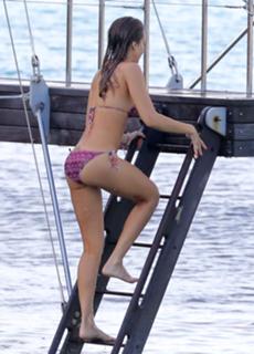 Jessica Alba feet photo thumbnail
