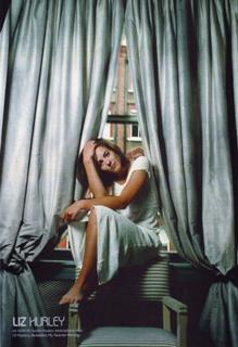 Elizabeth Hurley feet photo thumbnail