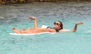 Jessica Alba feet photo thumbnail