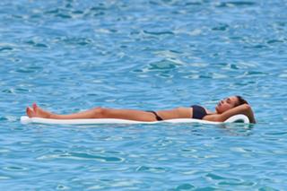 Jessica Alba feet photo thumbnail