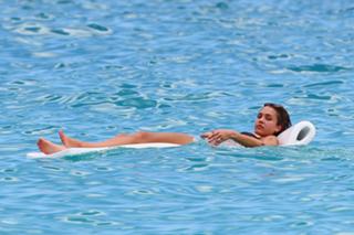Jessica Alba feet photo thumbnail