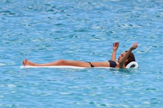 Jessica Alba feet photo thumbnail