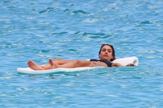 Jessica Alba feet photo thumbnail