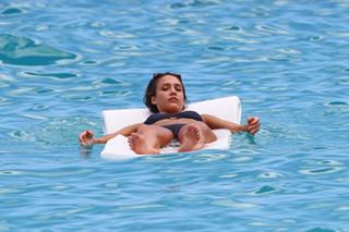 Jessica Alba feet photo thumbnail