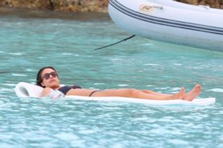Jessica Alba feet photo thumbnail