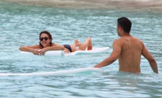 Jessica Alba feet photo thumbnail