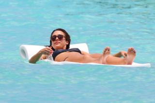 Jessica Alba feet photo thumbnail
