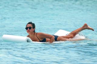 Jessica Alba feet photo thumbnail