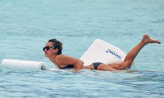 Jessica Alba feet photo thumbnail