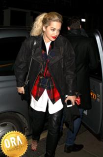 Rita Ora feet photo thumbnail