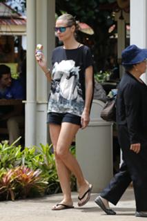 Heidi Klum feet photo thumbnail